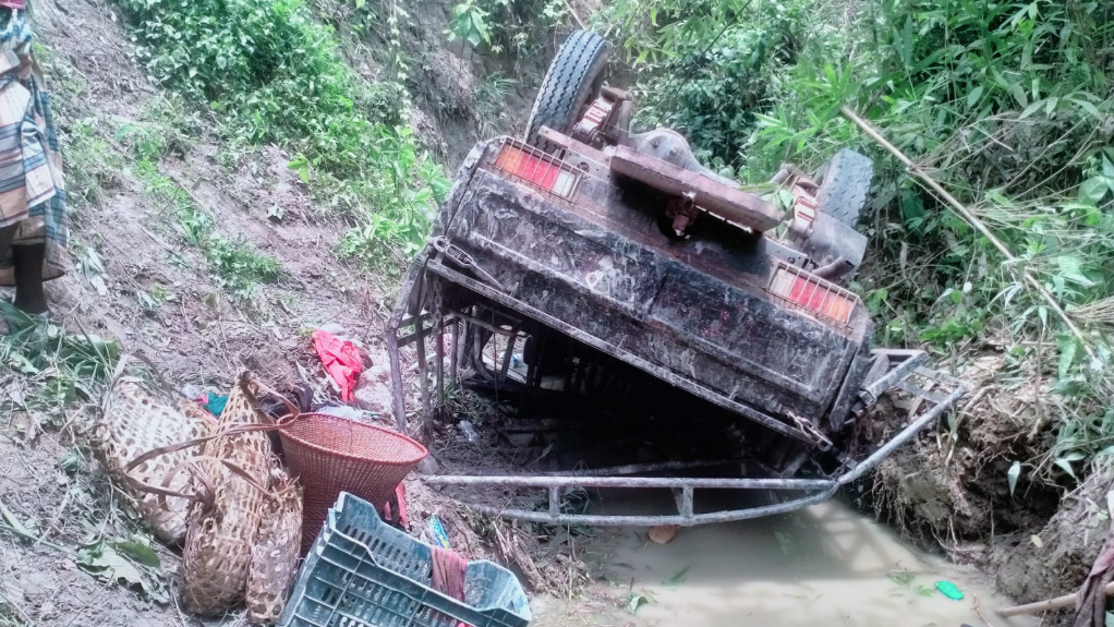 আলিকদমে গাড়ি খাদে পড়ে নিহত ১, আহত ২৩
