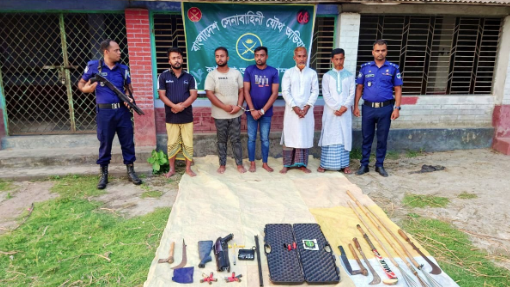 মসজিদের ইমামকে মারধরের ঘটনায় সংঘর্ষ, অস্ত্রসহ আটক ৫