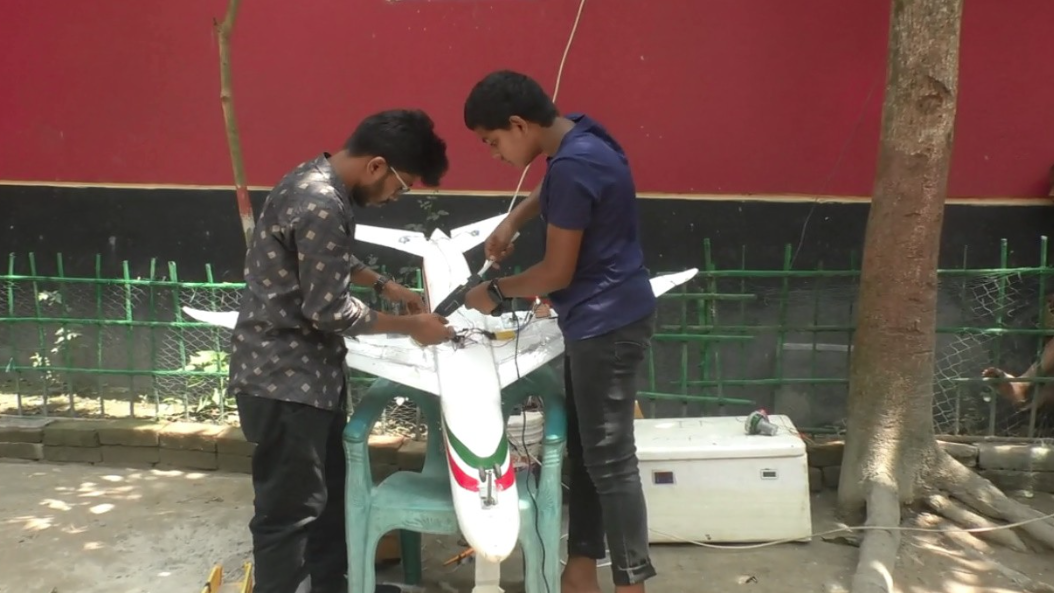 প্লেনসহ একাধিক যন্ত্র তৈরি করছেন গাইবান্ধার সামিউল