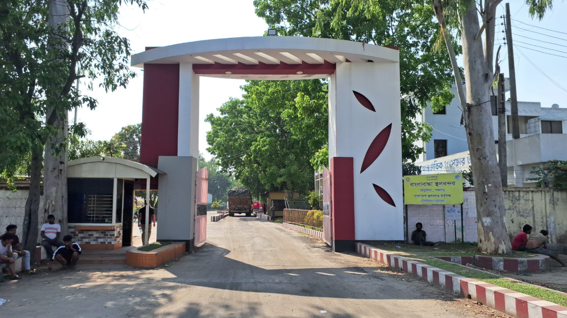 বাংলাবান্ধা স্থলবন্দরে আটকে গেছে প্লাস্টিক পণ্যের ট্রাক