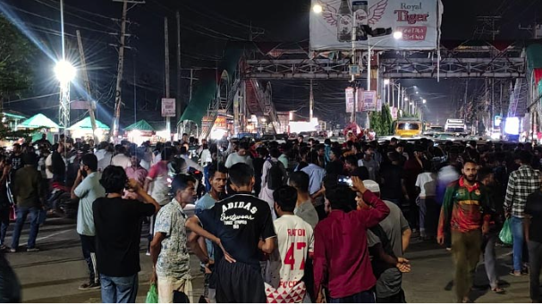 শাবিপ্রবি শিক্ষককে মারধর করায় সড়ক অবরোধ