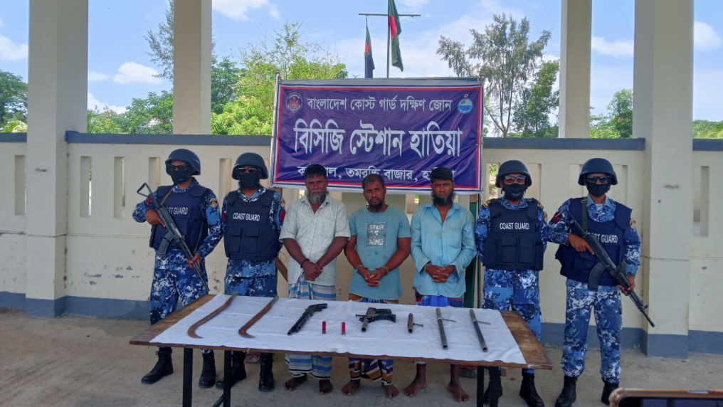 হাতিয়ায় রব বাহিনীর ৩ সদস্য অস্ত্রসহ আটক