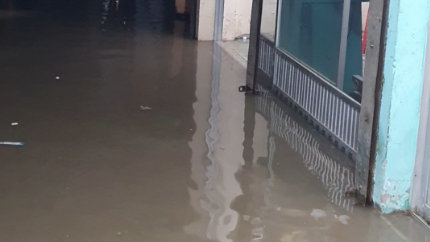 সামান্য বৃষ্টিতে নোয়াখালী শহরে দেখা দিয়েছে জলাবদ্ধতা