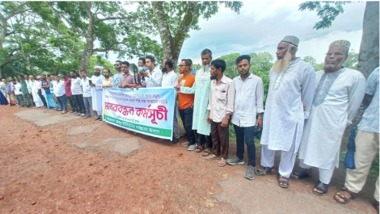 ঝালকাঠিতে রাস্তা সংস্কারের দাবিতে মানববন্ধন