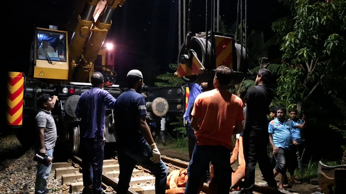 জয়পুরহাটে ট্রেন লাইনচ্যুত, ৭ ঘণ্টা পর রেল চলাচল স্বাভাবিক