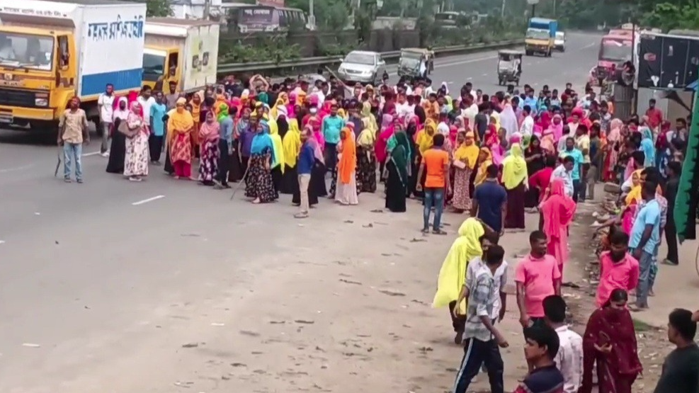 গাজীপুরে শ্রমিকদের মহাসড়ক অবরোধ