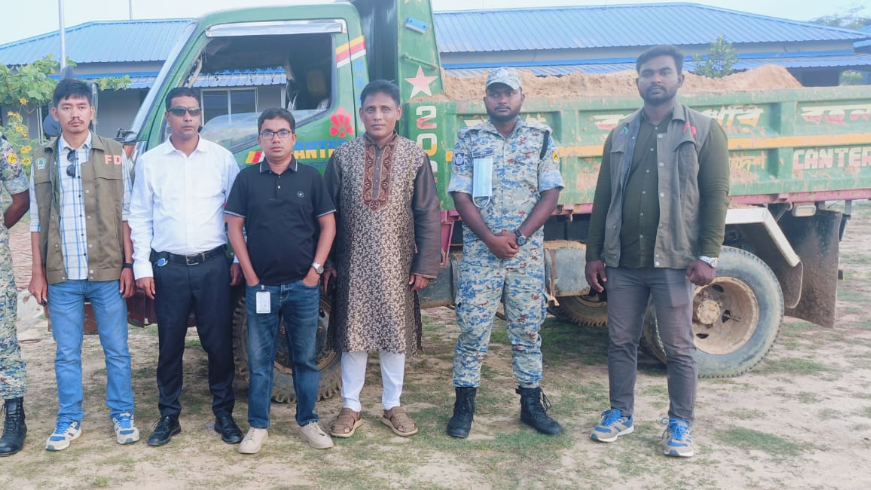 উখিয়ায় মাটি পাচারকালে ডাম্পার জব্দ