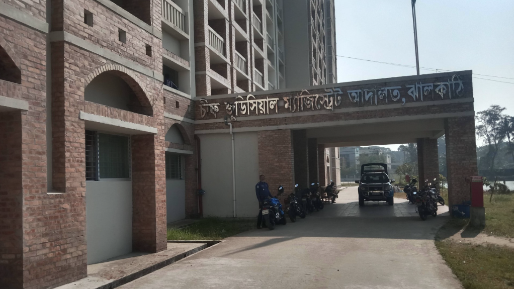 আদালতে শরীরে আগুন দিয়ে গৃহবধূর আত্মহত্যার চেষ্টা