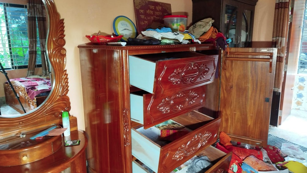 অস্ত্রের মুখে জিম্মি করে ব্যবসায়ীর বাড়িতে ডাকাতি