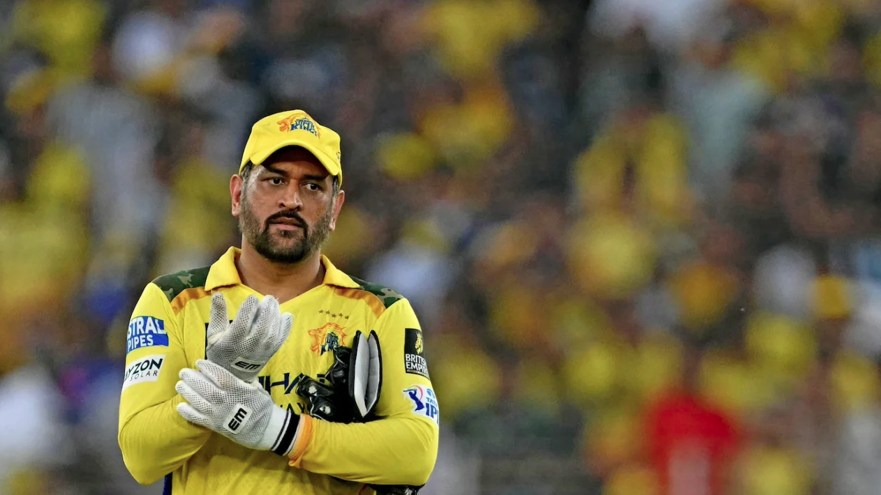 ধোনিকে নিয়ে তর্কে জড়ালেন সাবেক চার ক্রিকেটার