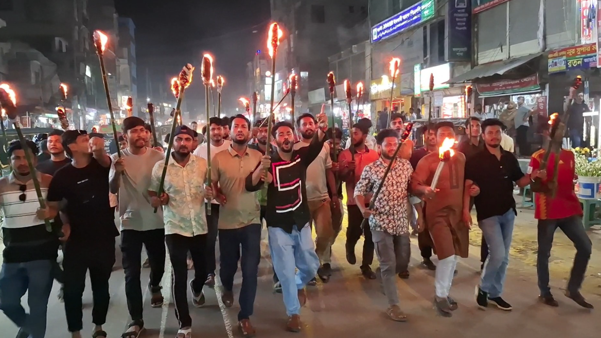 সাম্য হত্যার বিচারের দাবিতে জয়পুরহাটে ছাত্রদলের মশাল মিছিল