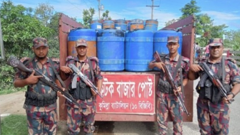 কুমিল্লায় অবৈধ ভারতীয় চিংড়ির রেনুসহ ট্রাক জব্দ