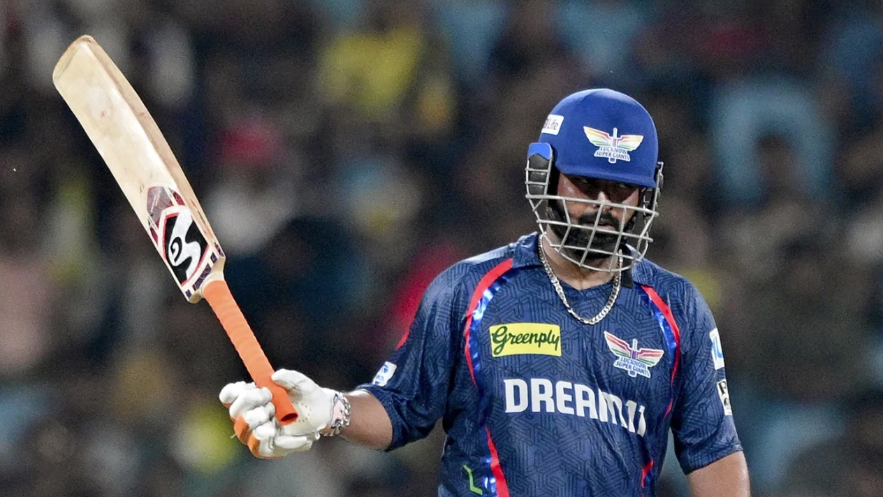 সেঞ্চুরি করে ৩০ লাখ টাকা জরিমানা গুণছেন পন্ত