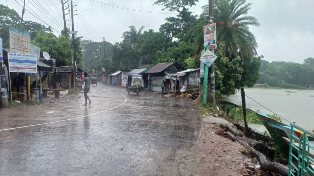 ঝালকাঠিতে সকাল থেকে ভারী বৃষ্টিপাত, বেড়েছে ভোগান্তি
