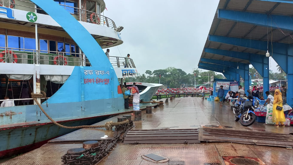 চাঁদপুরে মুষলধারে বৃষ্টি, ছোট নৌযান চলাচল বন্ধ