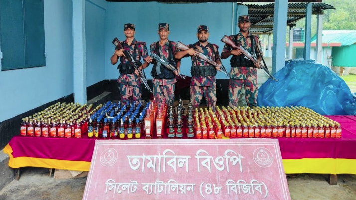 সীমান্তে কোটি টাকার চোরাই পণ্য জব্দ