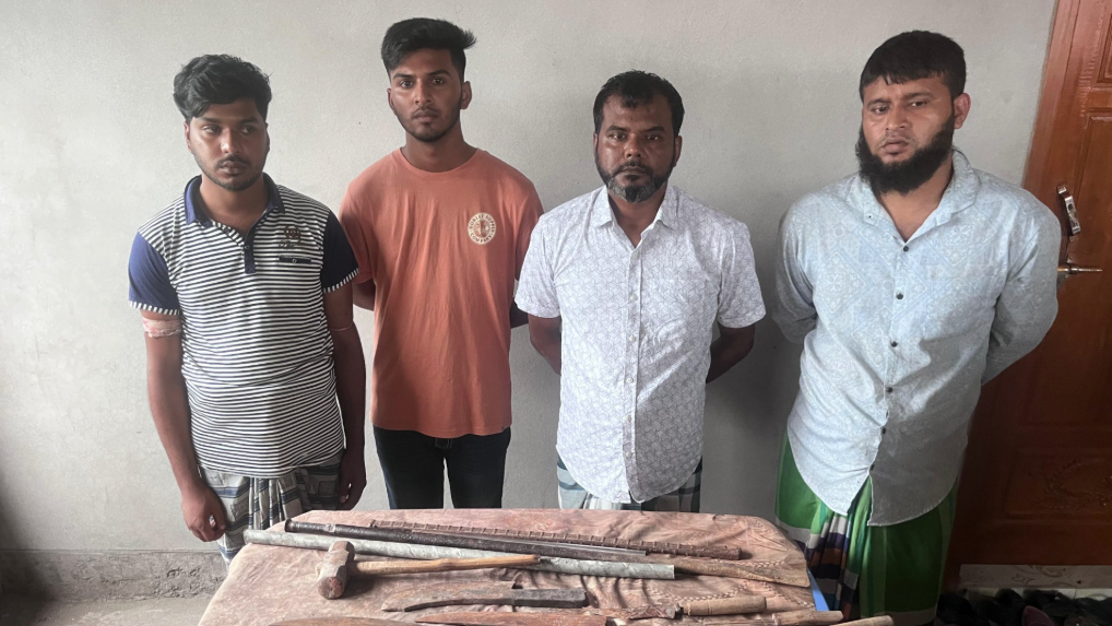 গাজীপুরে দেশীয় অস্ত্রসহ কিশোর গ্যাংয়ের ৪ জন গ্রেফতার