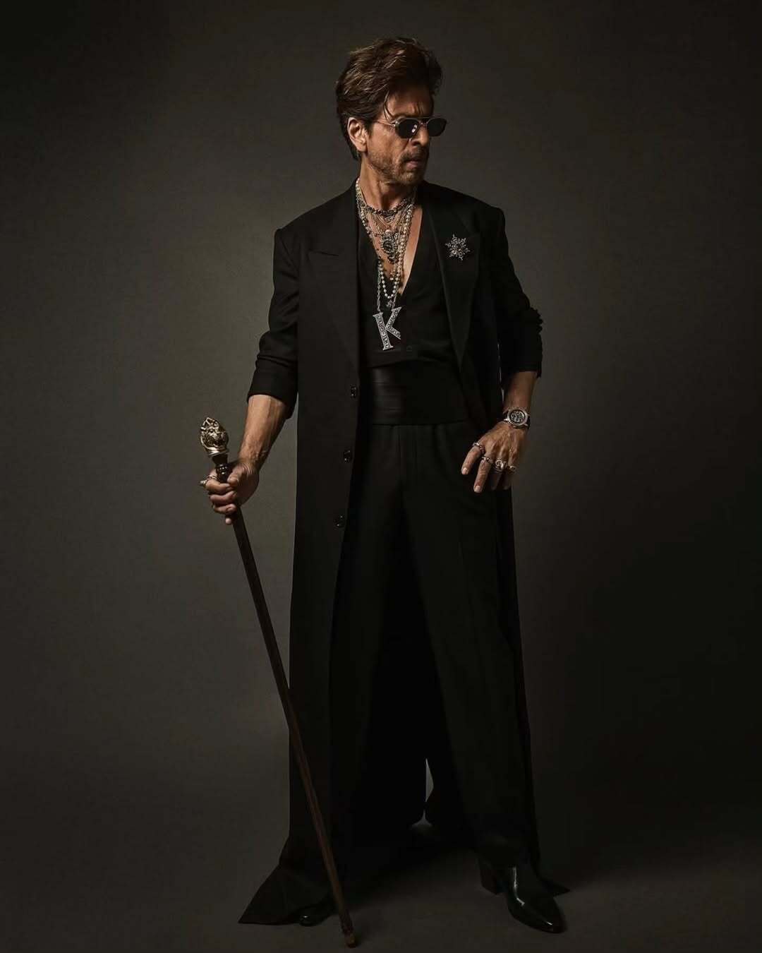 ShahRukhKhanmakesastrikingdebutatthe2025MetGalaembracingthethemeSuperfine-TailoringBlackStylewithaboldandregalensemble.DesignedbySabyasachiMukherjeeKhansoutfitfeaturedablack1-ezgif.com-webp-to-jpg-converter ShahRukhKhanmakesastrikingdebutatthe2025MetGalaembracingthethemeSuperfine-TailoringBlackStylewithaboldandregalensemble.DesignedbySabyasachiMukherjeeKhansoutfitfeaturedablack1-ezgif.com-webp-to-jpg-converter