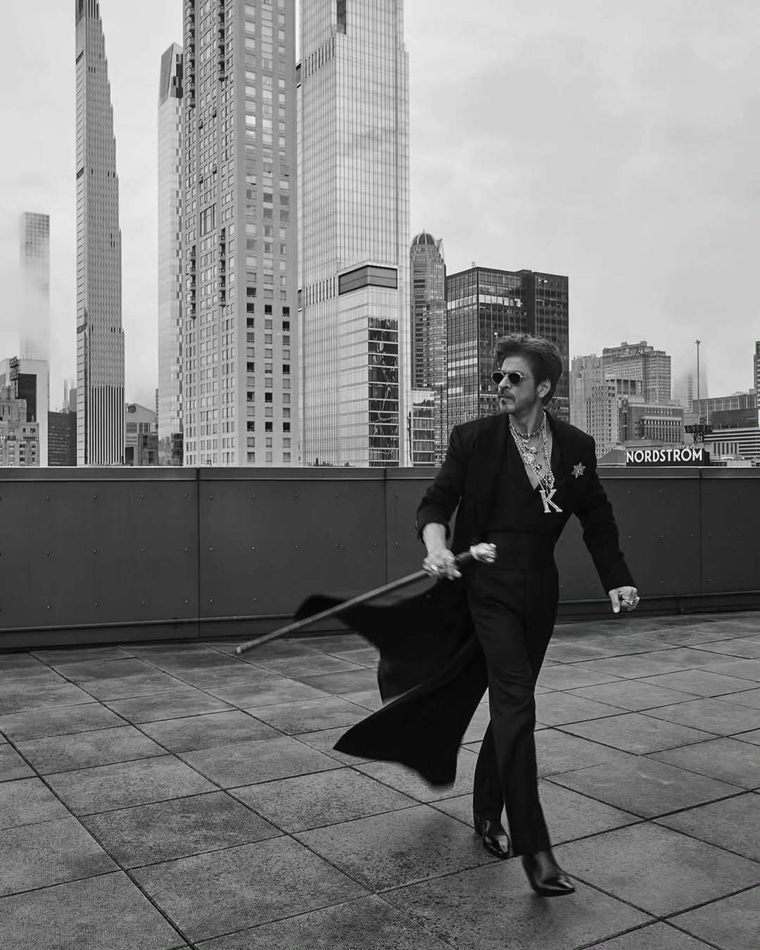 ShahRukhKhanmakesastrikingdebutatthe2025MetGalaembracingthethemeSuperfine-TailoringBlackStylewithaboldandregalensemble.DesignedbySabyasachiMukherjeeKhansoutfitfeaturedablacksui-ezgif.com-webp-to-jpg-converter ShahRukhKhanmakesastrikingdebutatthe2025MetGalaembracingthethemeSuperfine-TailoringBlackStylewithaboldandregalensemble.DesignedbySabyasachiMukherjeeKhansoutfitfeaturedablacksui-ezgif.com-webp-to-jpg-converter