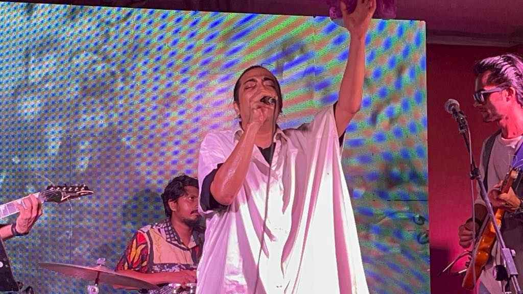 মঞ্চ মাতাতে ফিরলেন কে এইচ এন