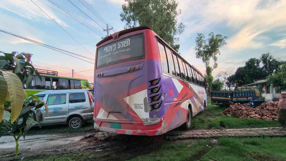 গাইবান্ধায় বাসচাপায় প্রাণ গেল রিকশা চালকের