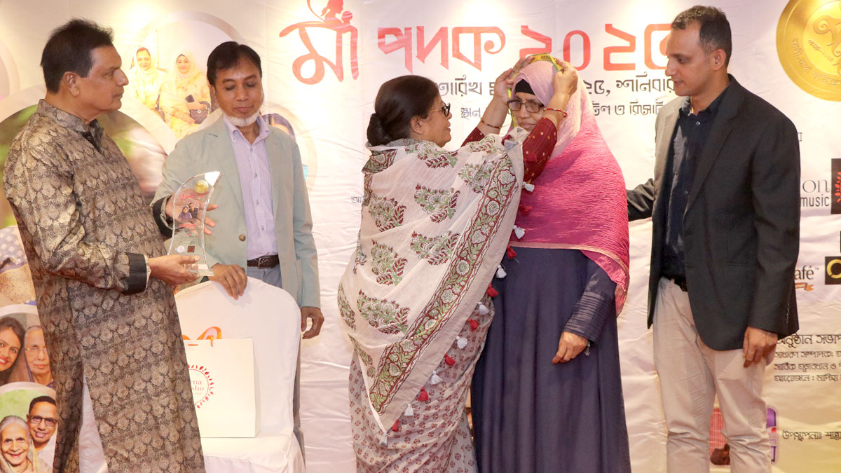 alamgir-kabir-with-maa