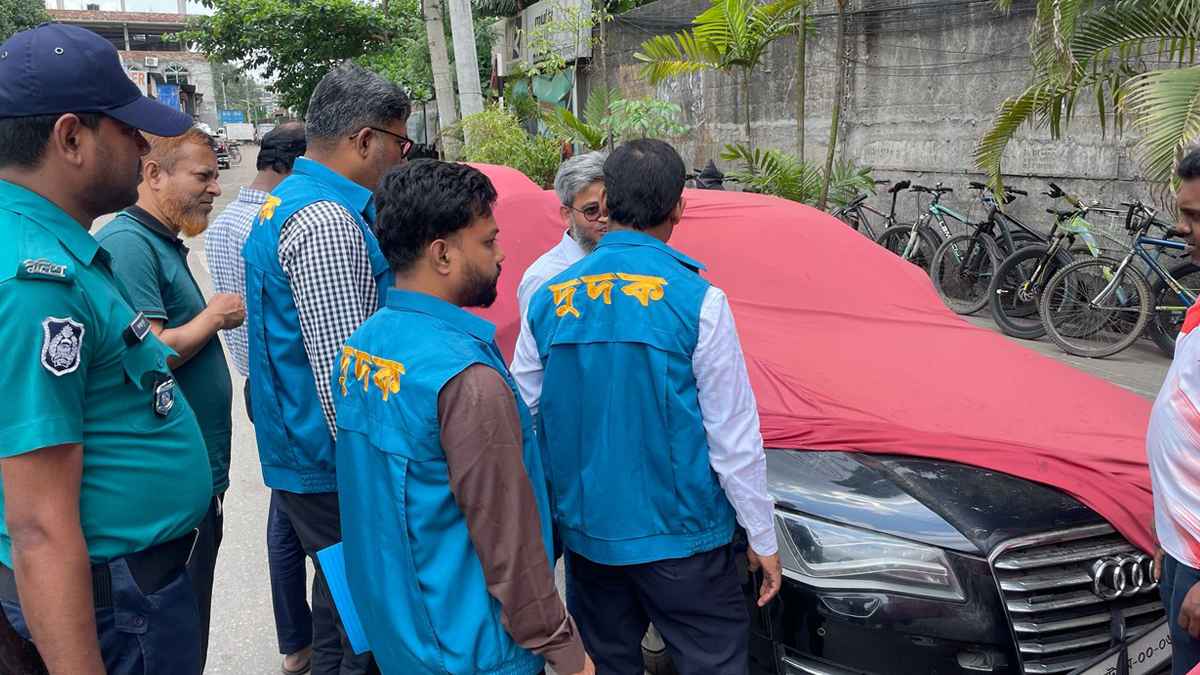 রাস্তার পাশে লাল কাপড়ে মোড়ানো বিলাসবহুল গাড়ি, তদন্তে দুদক