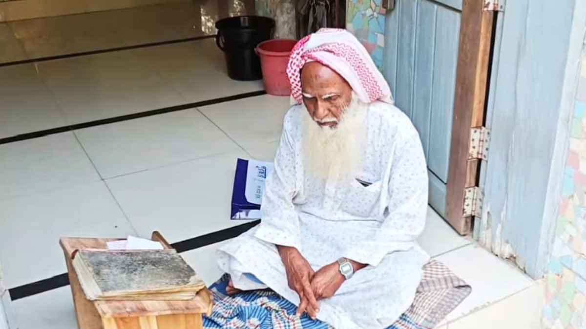 ১৩ টাকা বেতনে শুরু, ১০৭ বছর বয়সেও ইমামতি করছেন আরজ উদ্দিন