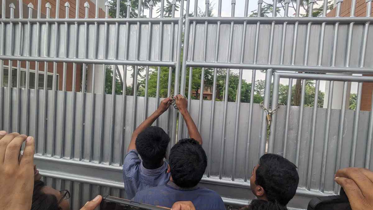 ভিসির অপসারণ চেয়ে এবার বাসভবনে তালা, আন্দোলনে ববি শিক্ষার্থীরা