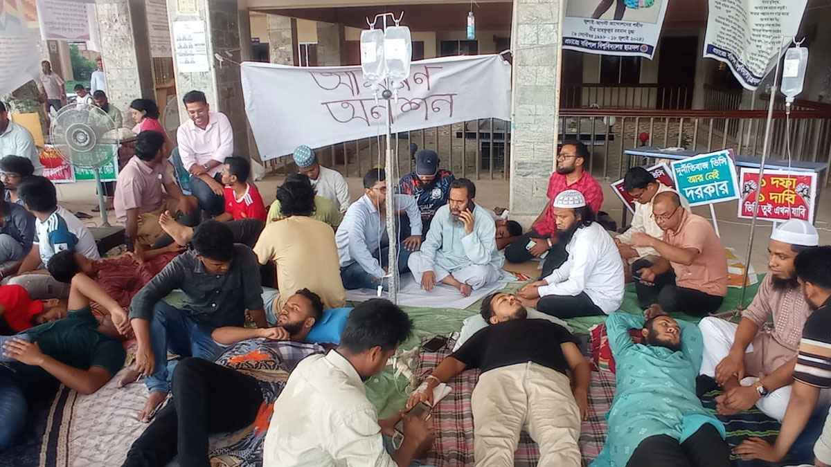 ভিসি’র অপসারণ দাবি: ববিতে আমরণ অনশনে ৫ শিক্ষার্থী অসুস্থ