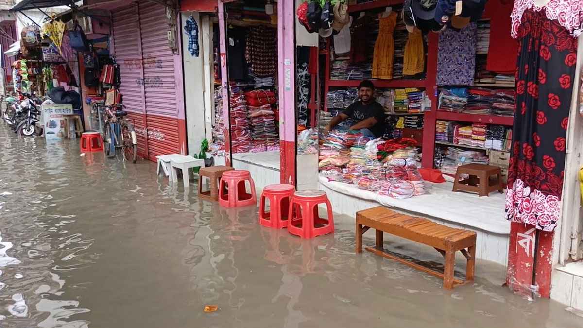 বাগেরহাটে বৃষ্টি ও জোয়ারের পানিতে প্লাবিত শহর, দুর্ভোগে স্থানীয়রা