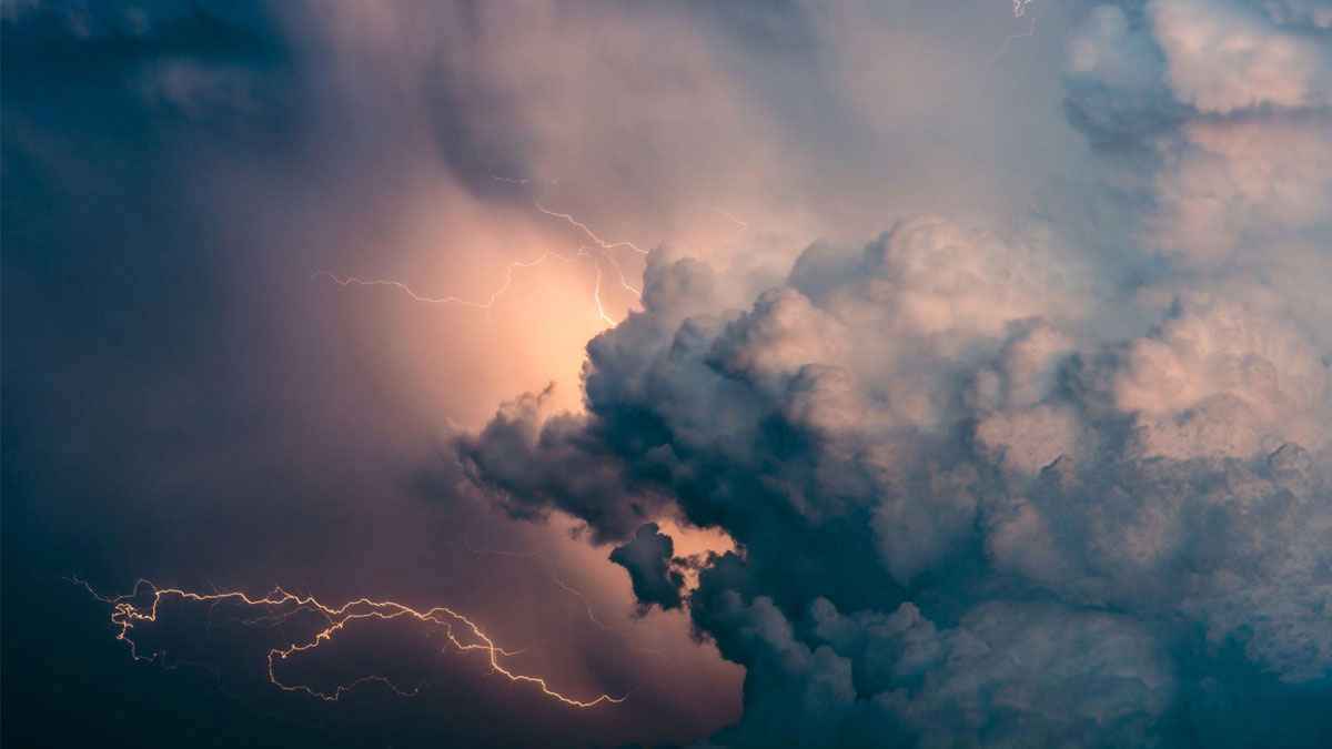 চাঁপাইনবাবগঞ্জে বজ্রপাতে তিনজনসহ তিনটি গরুর মৃত্যু