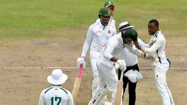 বাংলাদেশ-দক্ষিণ আফ্রিকা ম্যাচে হাতাহাতি ক্রিকেটারদের