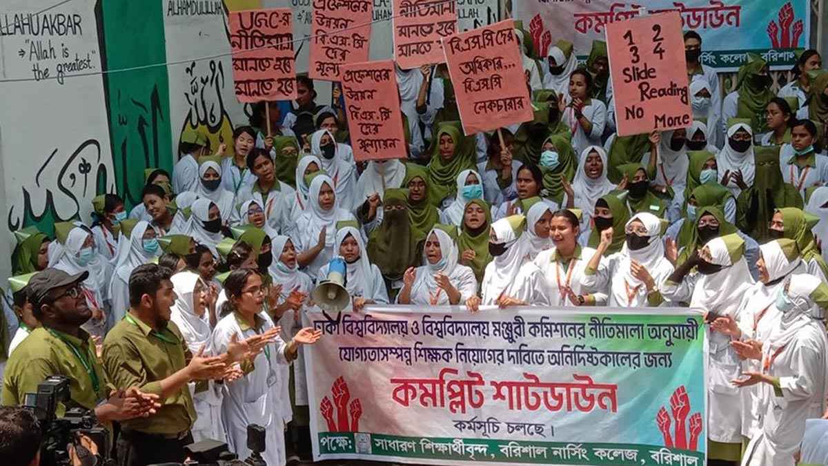 বরিশালে আন্দোলনরত ডিপ্লোমা নার্সদের ওপর হামলা, আহত ৩