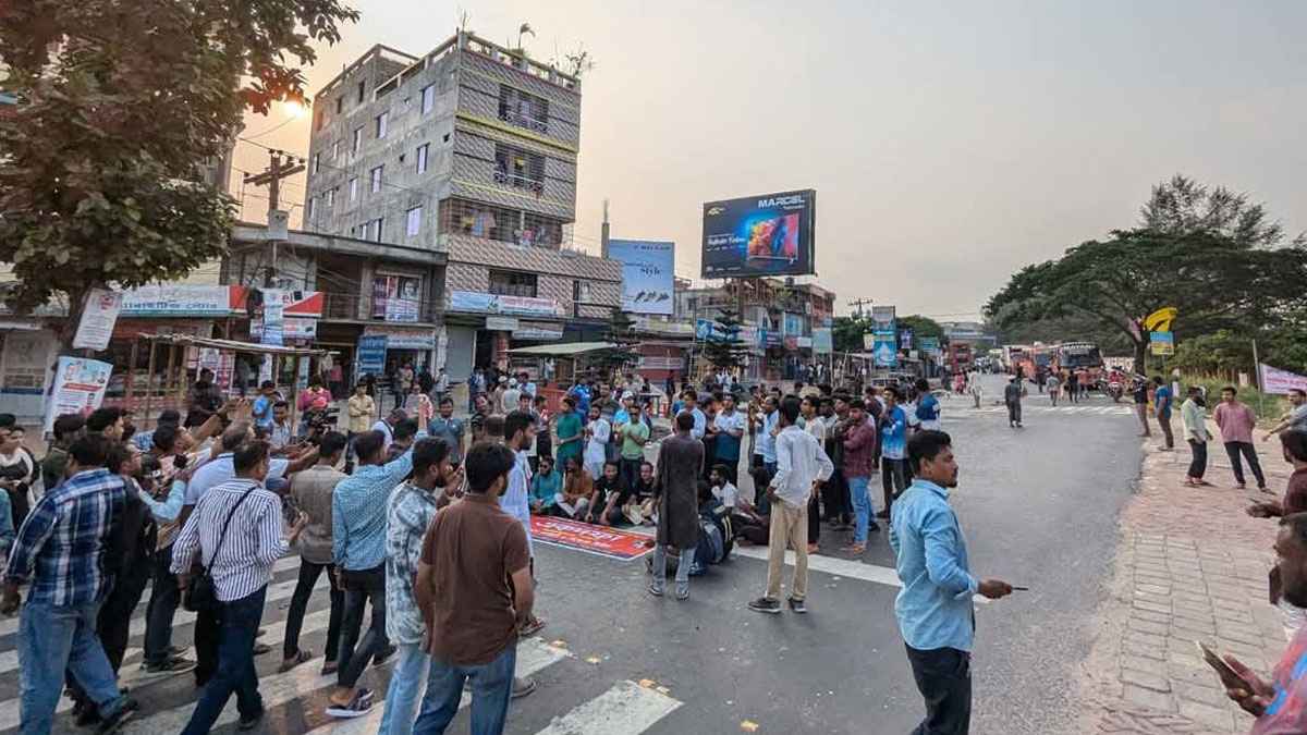 ববি উপাচার্যের অপসারণ দাবিতে মহাসড়ক অবরোধ