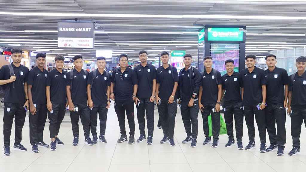 ফ্লাইট জটিলতা শেষে নিরাপদে ঢাকায় পৌছাল বাংলাদেশ ফুটবল দল