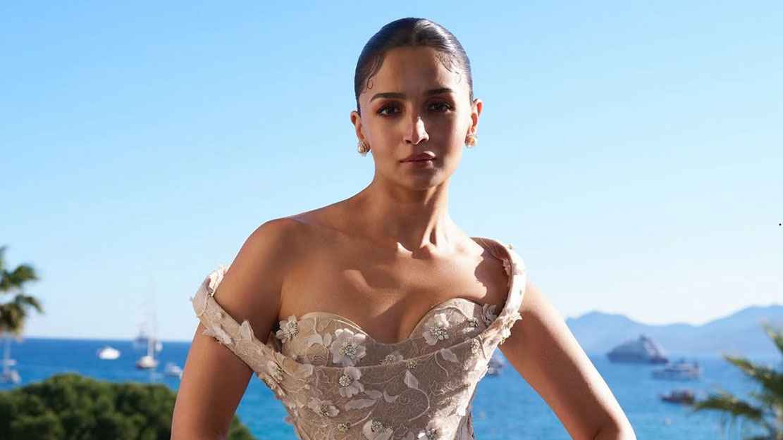 কানে আলিয়া ভাট, শরীর আবৃত ফুলের পাপড়িতে!