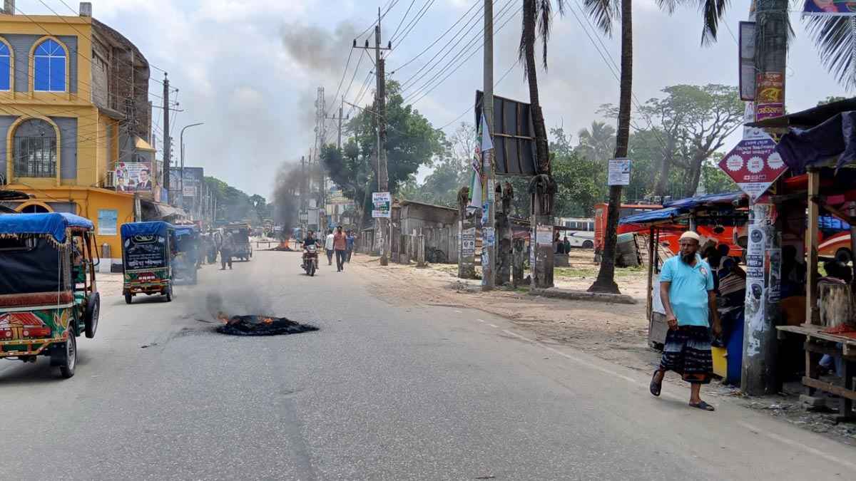 ভোলায় তৃতীয় দিনের মত চলছে বাস ধর্মঘট, সড়কে বিক্ষোভ