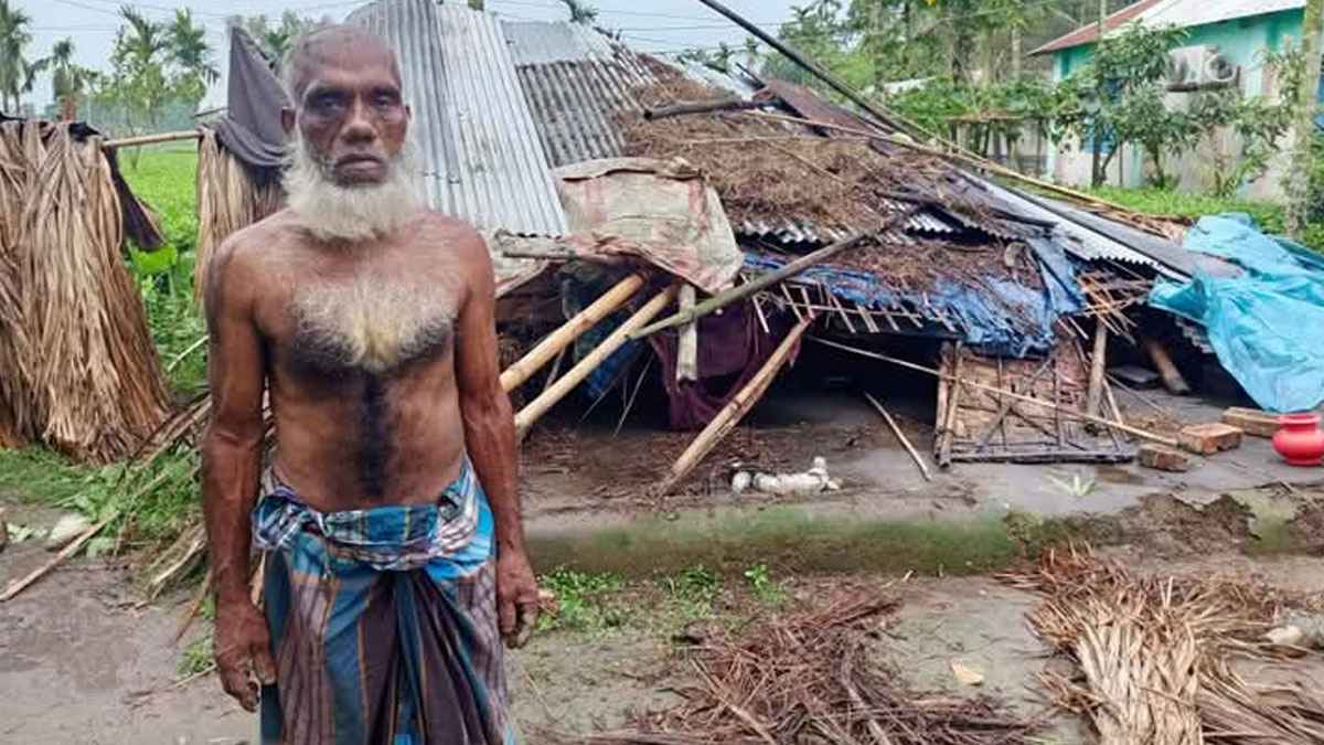হঠাৎ ঝড়ো বৃষ্টিতে ভেঙে পড়লো তেঁতুলিয়ার বৃদ্ধের একমাত্র বসতঘর