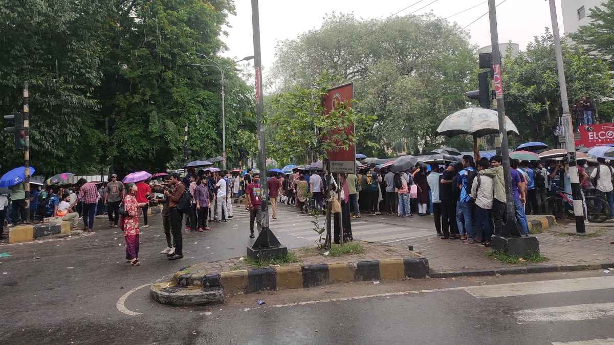 বৃষ্টিতে ভিজেও কাকরাইল মোড়ে জবির শিক্ষার্থীদের অবস্থান কর্মসূচি