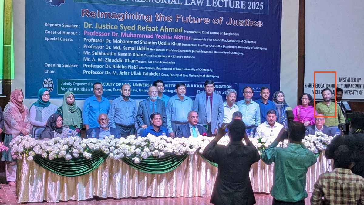 প্রধান বিচারপতির পাশে বিতর্কিত শিক্ষক, ক্ষোভে ফুঁসছেন চবি শিক্ষার্থীরা