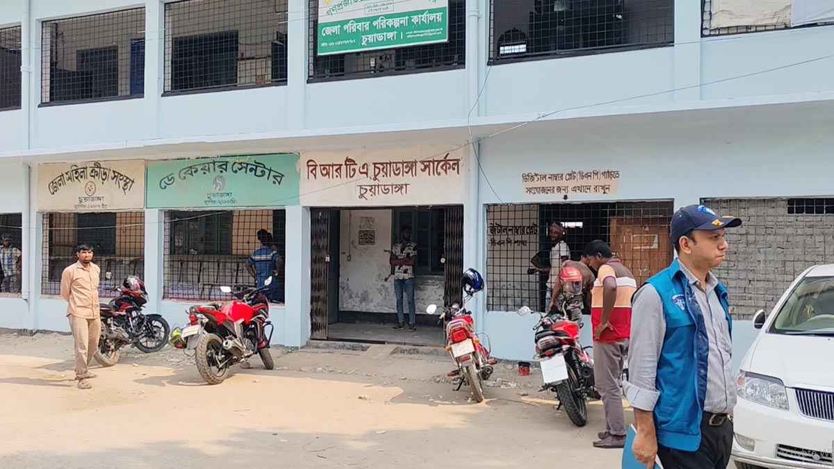 ছদ্মবেশে দুদকের অভিযান, ধরা পড়ল দালাল চক্রের দৌরাত্ম্য