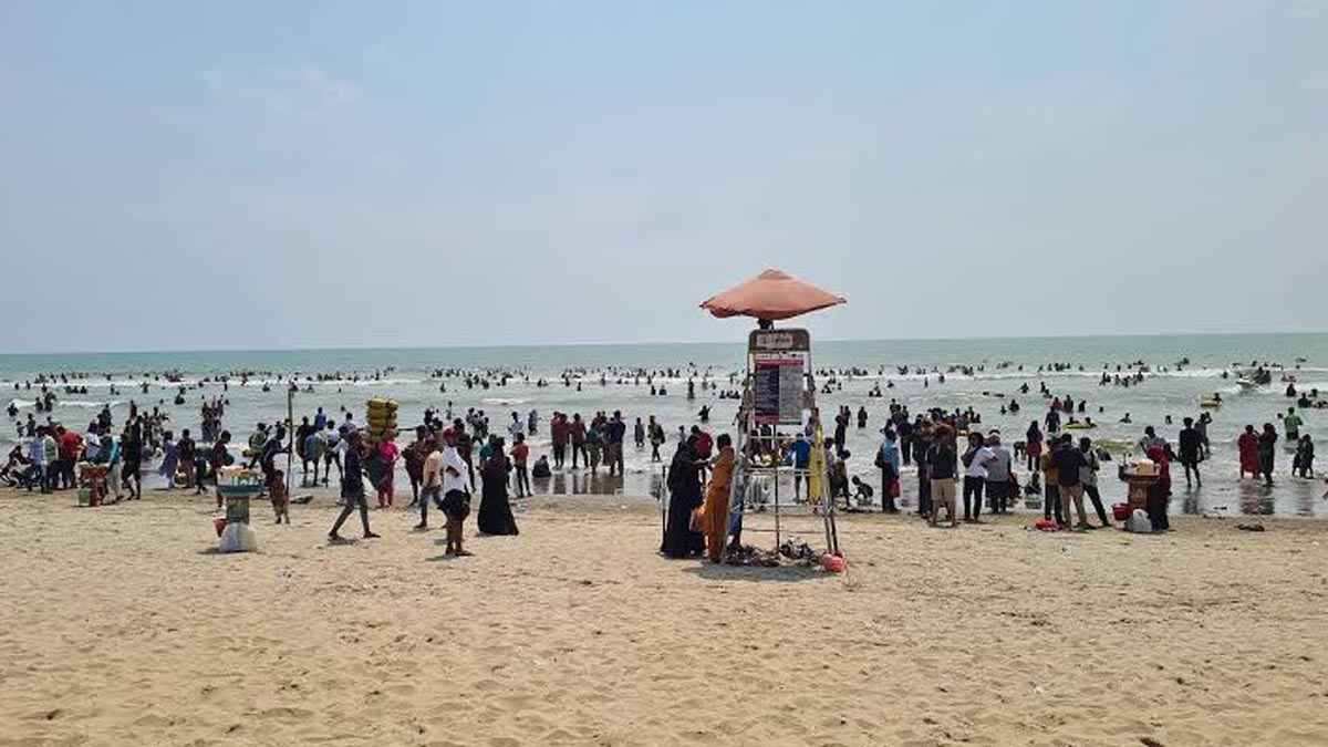 কক্সবাজার সৈকতে নারী পর্যটককে উত্যক্তের অভিযোগে আটক ৫