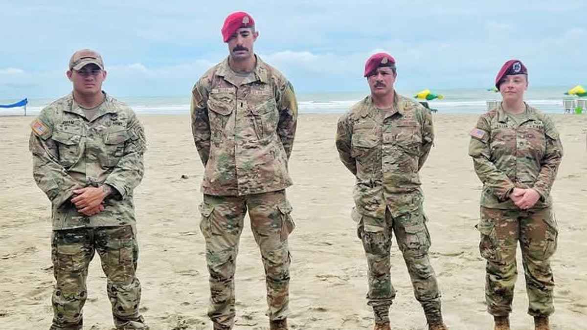 সৈকতে আমেরিকান সেনাবাহিনী ও বিমান বাহিনীর সদস্যরা, দিচ্ছেন প্রশিক্ষণ