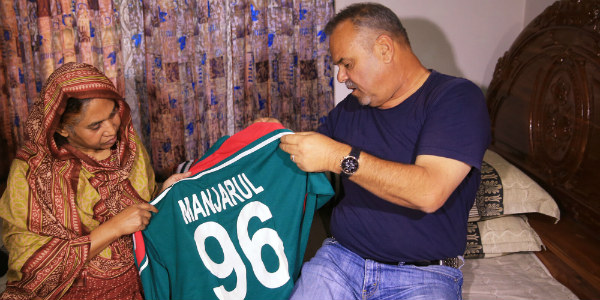 dev-whatmore-visting-home-of-manjarul-islam-rana