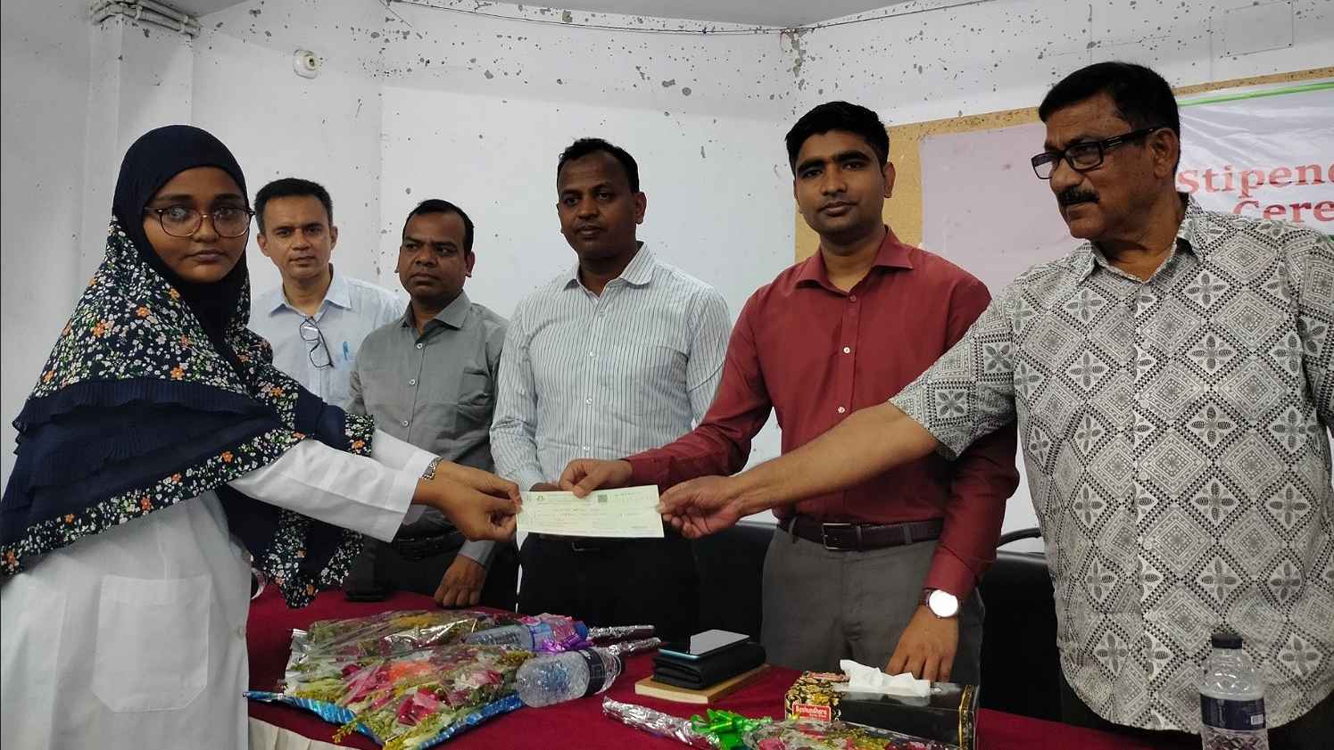 দিনাজপুরে মেধাবী শিক্ষার্থীদের বৃত্তি দিলো ইকো