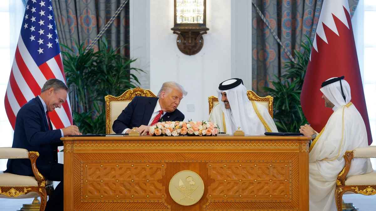 কাতারে ট্রাম্পকে বর্ণাঢ্য সংবর্ধনা, ৪০০ মিলিয়ন ডলারের বিমান উপহার