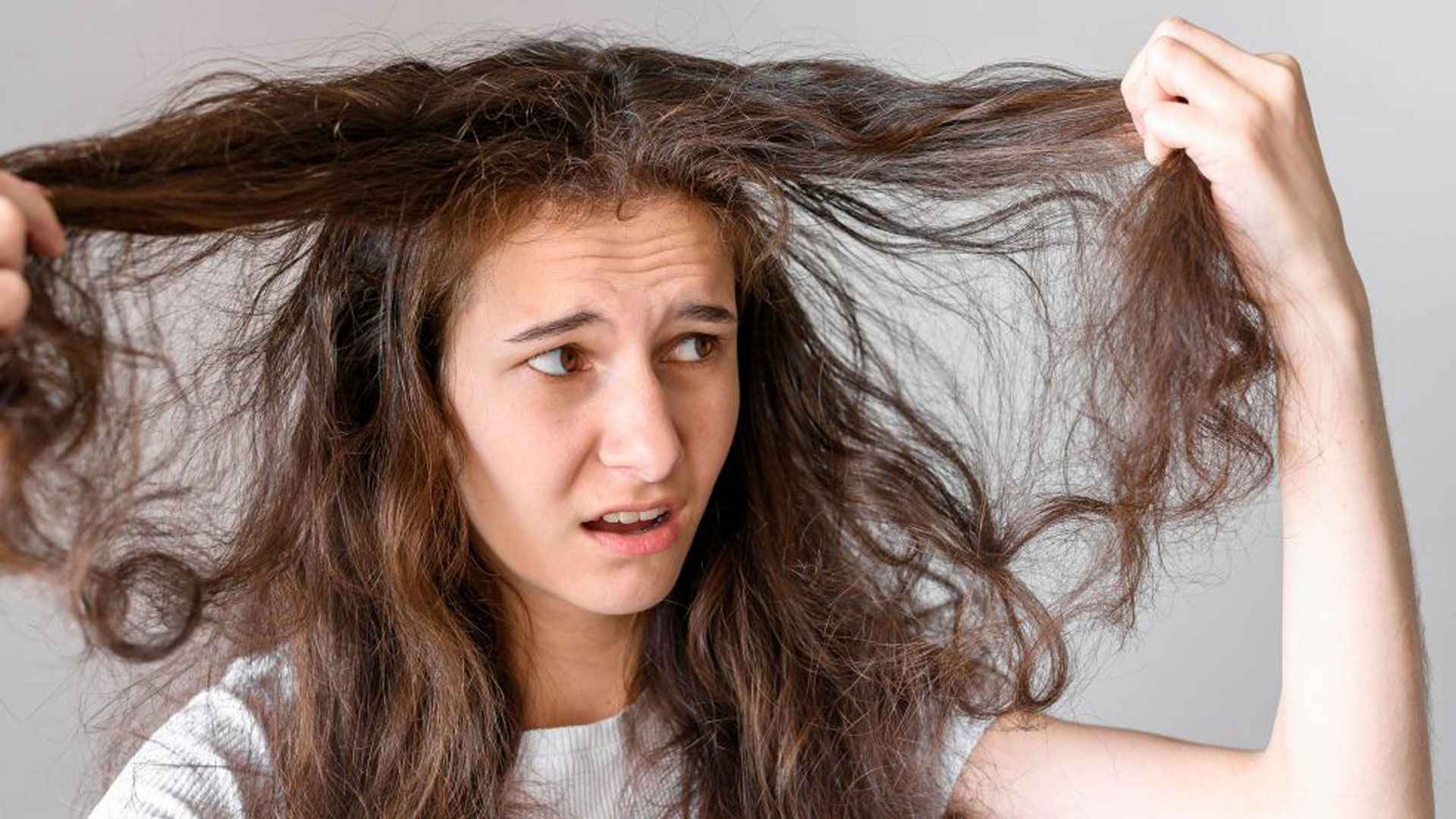 গরমে বাড়ছে চুলের রুক্ষতা, কমাতে করণীয়