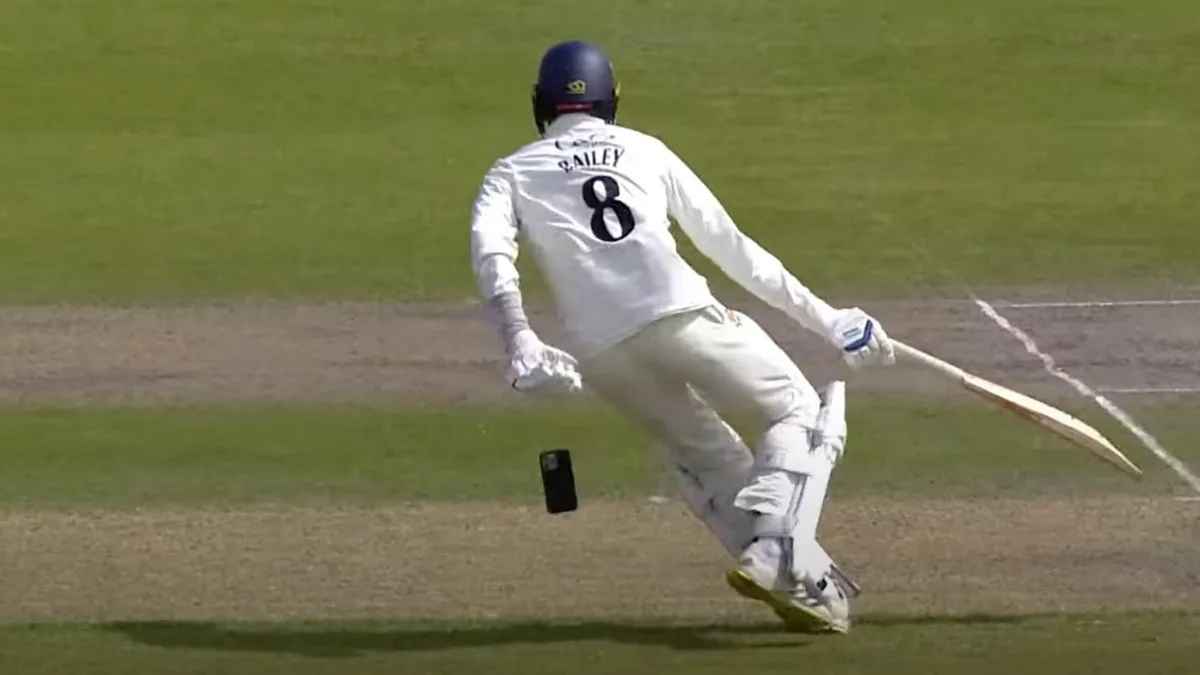 দৌড়ে রান নেওয়ার সময় ব্যাটারের ফোন পড়ে গেল মাঠে, হাসির রোল!