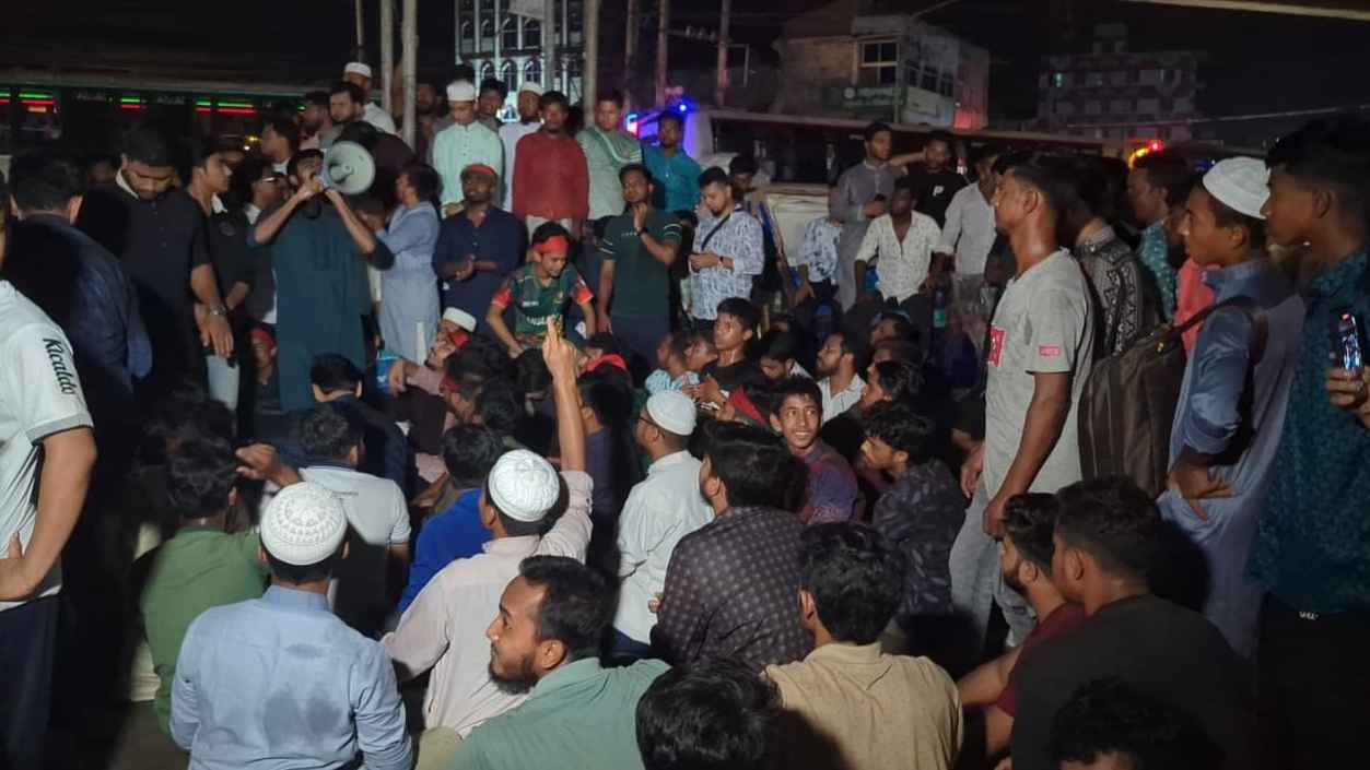 আ.লীগ নিষিদ্ধের দাবিতে মহিপালে ছাত্র-জনতার অবরোধ